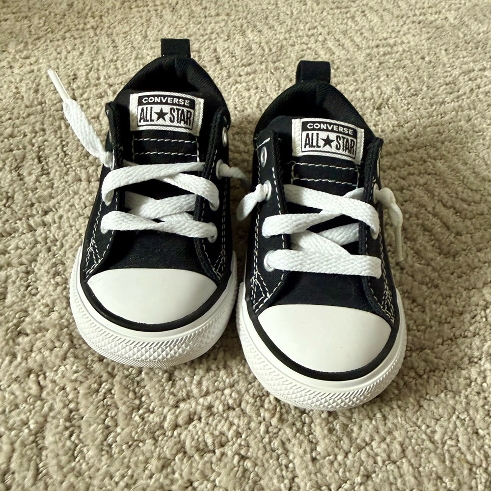 Converse Chuck Taylor All Star Toddler Black Low Top Sneakers Size 6T - Picture 2 of 5